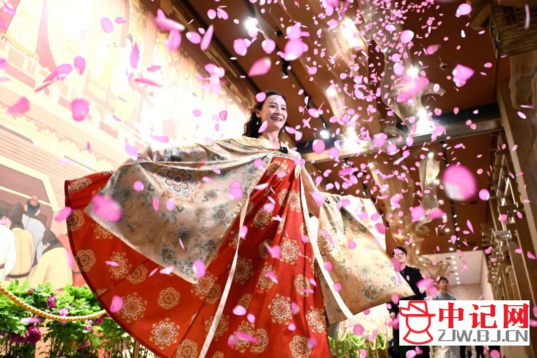 △游客体验花瓣雨，资料图片